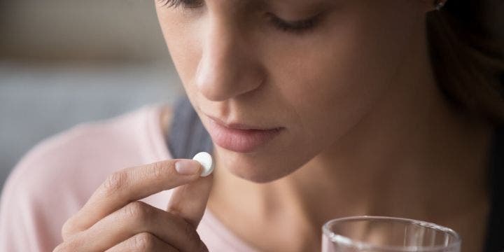 ragazza che prende antidepressivi