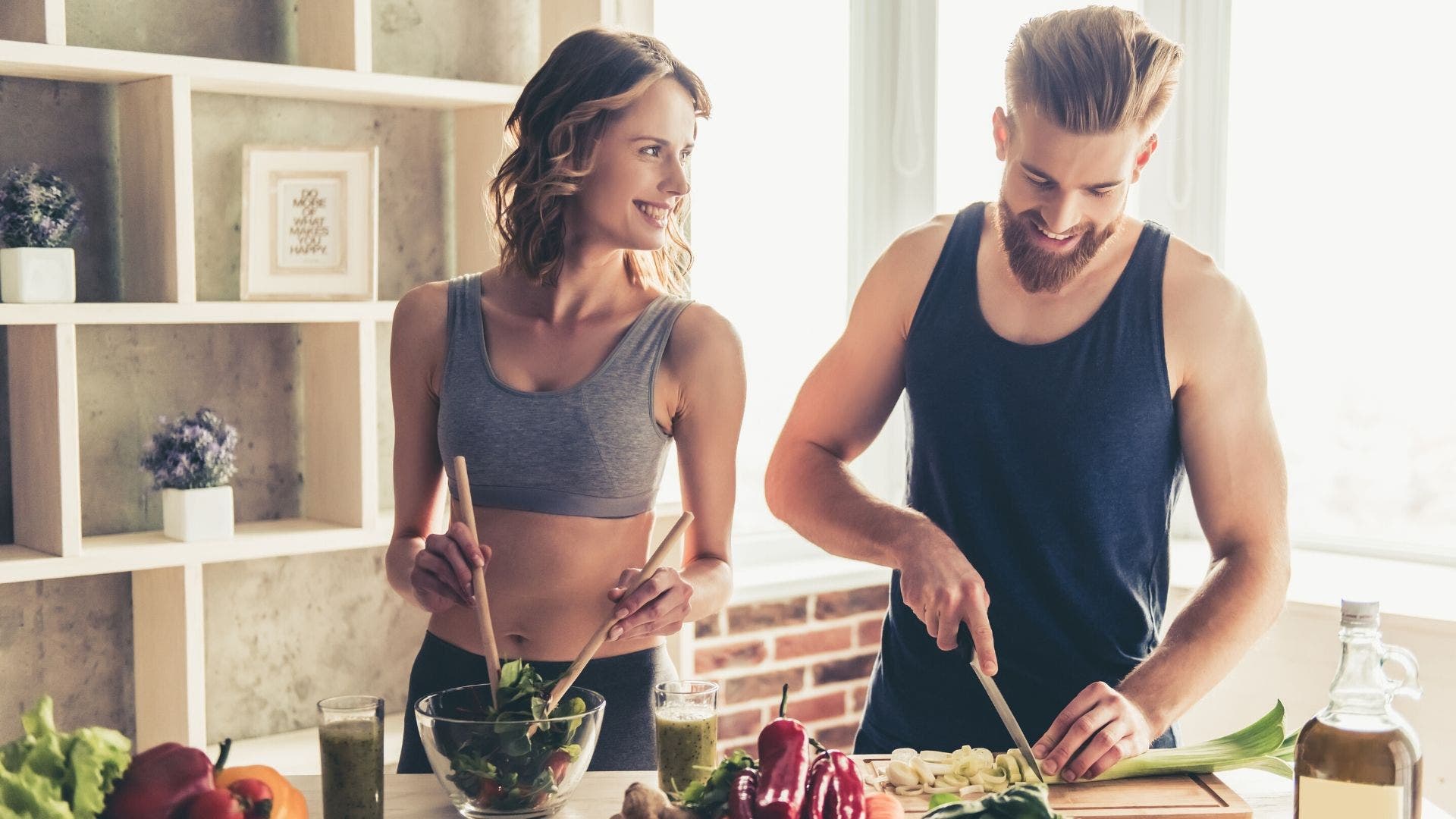 coppia che segue uno stile di vita sano e una dieta bilanciata